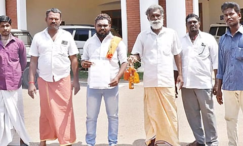 தஞ்சை கலெக்டர் அலுவலகத்திற்கு மதுபாட்டில்களோடு மனு அளிக்க வந்த இந்து மக்கள் கட்சி நிர்வாகிகள்.