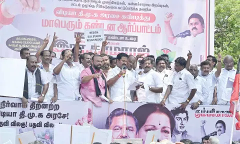 கும்பகோணம் காந்தி பூங்கா அருகில் அ.தி.மு.க. வினர் ஆர்ப்பாட்டத்தில் ஈடுபட்டனர்.