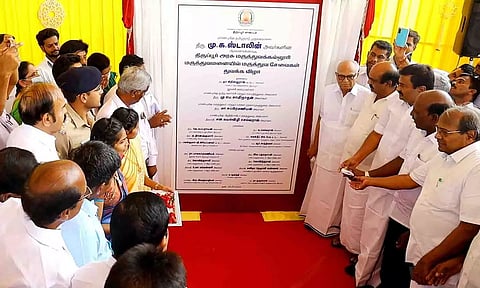 புதிய மருத்துவமனையை அமைச்சர் மா.சுப்பிரமணியன் திறந்து வைத்த காட்சி. அருகில்    அமைச்சர் மு.பெ.சாமிநாதன், செல்வராஜ் எம்.எல்.ஏ.,   மேயர் தினேஷ்குமார், கலெக்டர் கிறிஸ்துராஜ்,   உள்பட பலர் உள்ளனர்.&nbsp;