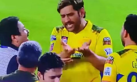 கேட்ச் புடிக்க தெரியாத உனக்கு ஆட்டோகிராப் போடமுடியாது: தீபக் சாஹரிடம் Fun பண்ணிய டோனி- வீடியோ