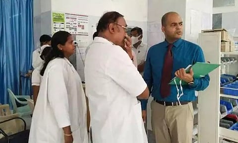 திருப்பூர் அரசு மருத்துவக்கல்லூரியில் தேசிய மருத்துவ கவுன்சில் குழுவினர் ஆய்வு செய்த காட்சி.