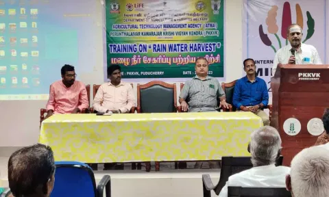 மழைநீர் சேகரிப்பு குறித்து பயிற்சி முகாம் நடந்த&nbsp; போது எடுத்த படம்.