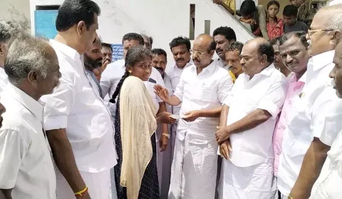 மின்சாரம் தாக்கி இறந்த மாணவர்கள் குடும்பத்துக்கு நிதியுதவி