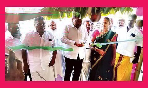 பயணிகள் நிழற்குடையை நவாஸ் கனி எம்.பி. திறந்து வைத்தார்.