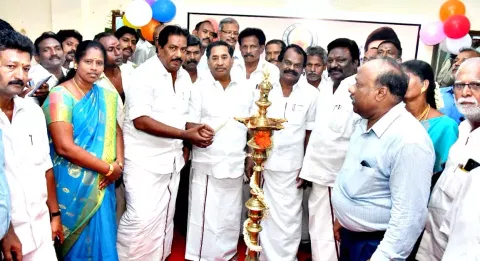 ஓய்வறையை அமைச்சர் மூர்த்தி குத்து விளக்கேற்றி திறந்து வைத்தார். அருகில் கோ.தளபதி எம்.எல்.ஏ., தொழிற்சங்கம் அல்போன்ஸ், தி.மு.க. நிர்வாகிகள் புதூர்வேலு, ஆர்.ஆர்.மகேந்திரன், மாதவன், மருது, ஆழ்வார்  உள்ளனர்.