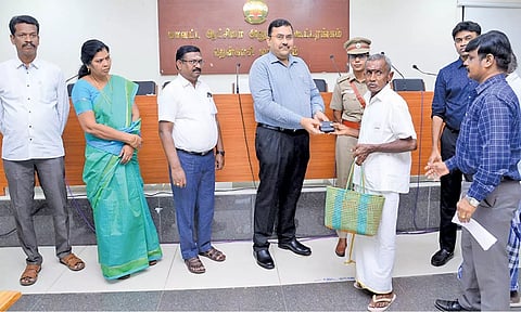 நலத்திட்ட உதவிகளை கலெக்டர் ரவிச்சந்திரன் வழங்கிய போது எடுத்த படம்.