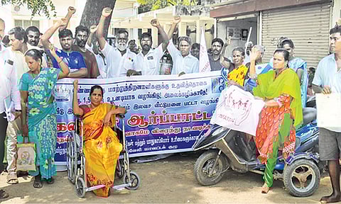 டவுன் தாலுகா அலுவலகத்தில் மாற்றுத்திறனாளிகள் ஆர்ப்பாட்டம்