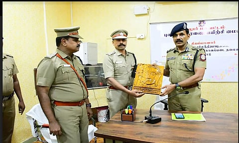 புலன் விசாரணை பயிற்சி மையத்தைதிறந்து வைத்த  டி.ஜி.பி.சைலேந்திரபாபுவுக்கு கடலூர்  ேபாலீஸ் சூப்பிரண்டு ராஜாராம் மரத்தினால்  செய்யப்பட்ட புத்தர் சிலையை நினைவுபரிசாக வழங்கினார் அருகில் டி.எஸ்.பி. சபியுல்லா உள்ளார்.