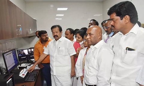 விழுப்புரம் அரசு மருத்துவக் கல்லுாரி மருத்துவமனையில் அமைச்சர் பொன்முடி , புதிய புற்றுநோய் கதிரியக்க சிகிச்சை கருவியை தொடங்கி வைத்தார். அருகில் கலெக்டர் பழனி எம்.எல்.ஏ.க்கள். புகழேந்தி, லட்சுமணன் உள்ளனர்.