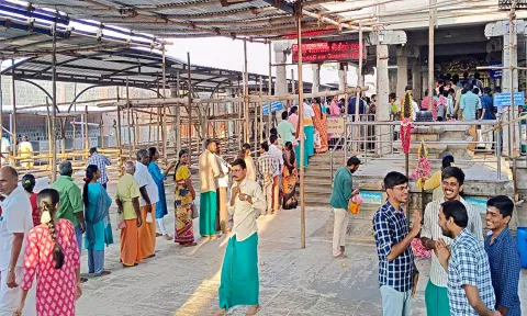 சென்னிமலை முருகனை தரிசனம் செய்வதாக நீண்ட வரிசையில் காத்திருந்த பக்தர்கள்.