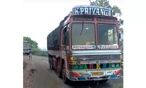 சாலையின் நடுவே பழுதாகி நின்ற லாரியை படத்தில் காணலாம்.