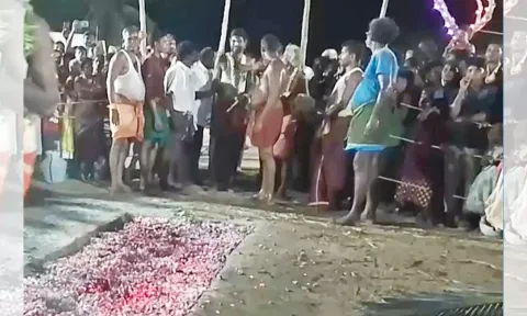 குண்டத்தில் இறங்கி பக்தர்கள் நேர்த்திக்கடன் செலுத்தினர்.