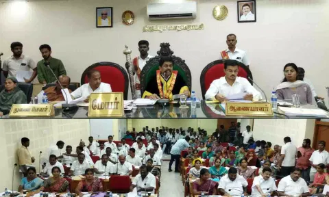 திருப்பூர் மாநகராட்சி அவசர கூட்டம்  மேயர் தினேஷ் குமார் தலைமையில் நடைபெற்ற காட்சி. அருகில்    துணை மேயர் பாலசுப்ரமணியம், கமிஷனர் பவன்குமார் கிரியப்பனவர்  உள்ளனர். கூட்டத்தில் பங்கேற்ற கவுன்சிலர்கள்.&nbsp;