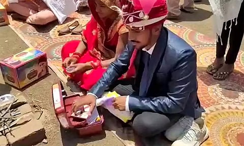 மணப்பெண்களுக்கு வழங்கிய கிப்ட் பாக்சில் ஆணுறைகள், கருத்தடை மாத்திரைகள்.. ம.பி. அரசு நிகழ்ச்சியில் பரபரப்பு