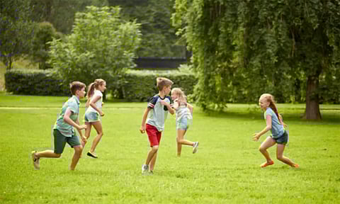 சுட்டெரிக்கும் வெயில்... நண்பர்களுடன் ஓடியாடி விளையாடும் குழந்தைகள்