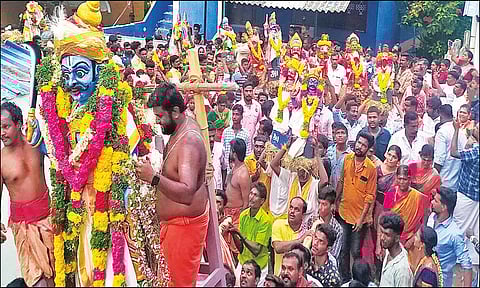 சாமி சிலைகள், புரவிகள் ஊர்வலமாக எடுத்து சென்ற காட்சி.