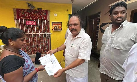 அனிபால் கென்னடி எம்.எல்.ஏ மீனவர்களுக்கு ஓய்வூதியம்&nbsp; வழங்கிய காட்சி.