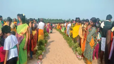 கோவில் கும்பாபிஷேகத்தை முன்னிட்டு காவிரி ஆற்றில் தீர்த்தம் எடுக்க வந்த பக்தர்கள்.