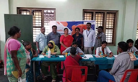 அபிஷேகபாக்கம் கிராமத்தில் மருத்துவ முகாம்  நடைபெற்ற காட்சி.