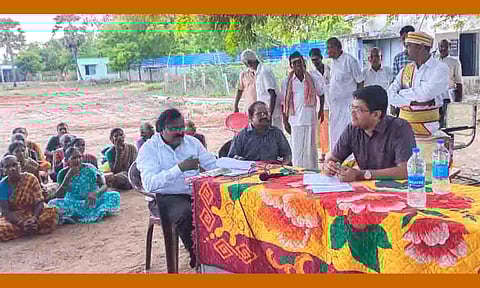 மருங்கூர் கிராமத்தில் கலெக்டர் விஷ்ணுசந்திரன் பொதுமக்களை சந்தித்து குறைகளை கேட்டறிந்ததுடன் கோரிக்கை மனுக்களை பெற்றுக்கொண்டார்.