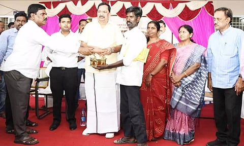 ஜமாபந்தி விழாவில் அமைச்சர் ஆர்.காந்தி நலத்திட்ட உதவிகள் வழங்கிய போது எடுத்த படம்.