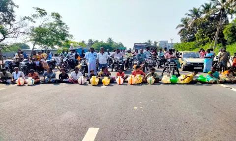 காலி குடங்களுடன் சாலை மறியலில் ஈடுபட்ட பொதுமக்கள்.