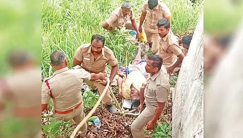 தொழிலாளி ரமேசை தீயணைப்பு வீரர்கள் மீட்டு வந்த காட்சி.