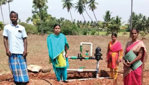 விவசாயி ஒருவரின் தோட்டத்தில் நுண்ணீர் பாசனம் கருவி அமைக்கப்பட்டுள்ள காட்சி.