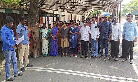 ஆர்ப்பாட்டத்தில் கலந்து கொண்டவர்களை படத்தில் காணலாம்.