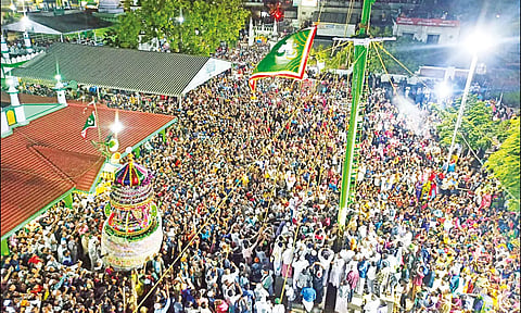 கொடியேற்ற விழாவில் கலந்துகொண்டவர்களை படத்தில் காணலாம்.