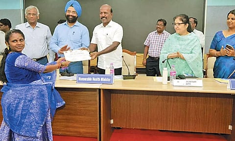 மாற்றுத்தொழிலை தேர்ந்தெடுத்த விவசாயிகளுக்கு பாராட்டு சான்றிதழ்- மா.சுப்பிரமணியன் வழங்கினார்