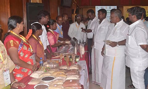 முகாமில் அமைக்கப்பட்டிருந்த பாரம்பரிய உணவு கண்காட்சியை சபாநாயகர் ஏம்பலம் செல்வம், அமைச்சர் சாய்.ஜெ. சரவணன்குமார், சம்பத் எம்.எல்.ஏ. பார்வையிட்ட காட்சி.