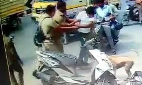 போலீசார் கைதியை மடக்கி பிடித்த கண்காணிப்பு கேமரா காட்சி.