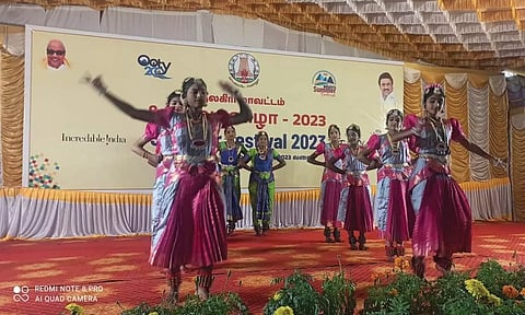 ஊட்டியில் கோடை விழாவின் நிறைவு நிகழ்ச்சியை முன்னிட்டு நடந்த மாணவிகளின் பரதநாட்டியம்.