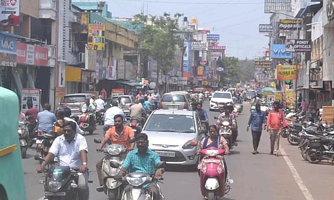 புதுவை அண்ணாசாலையில் வாகனங்கள் அணிவகுத்து சென்ற காட்சி.