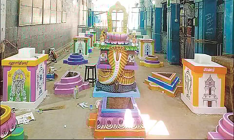 பாலாலயம் பூஜைக்காக யாகசாலை அமைக்கப்பட்டுள்ளதை படத்தில் காணலாம்.