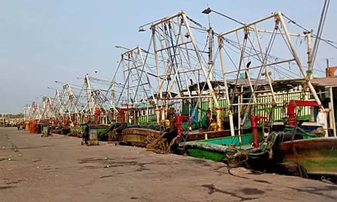 குமரி மேற்கு கடற்கரையில் விசைப்படகுகள் கடலுக்குள் செல்ல தடை