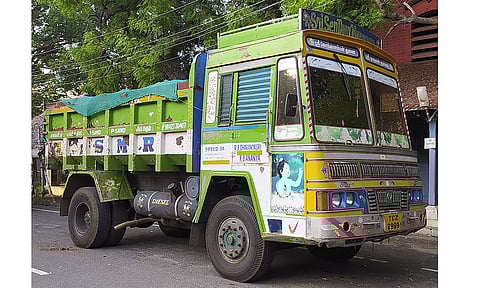 பறிமுதல் செய்யப்பட்ட டிப்பர் லாரி.