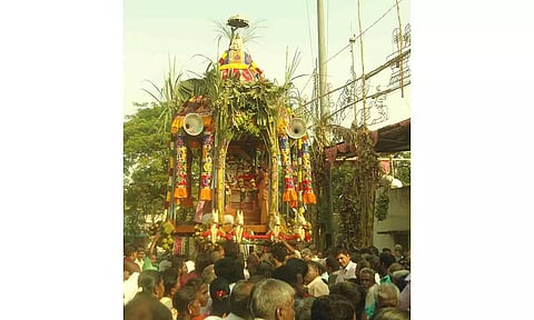 பர்வதவர்த்தினி ராமலிங்கேஸ்வரர் கோவிலில் தேரோட்டம் நடந்த காட்சி.