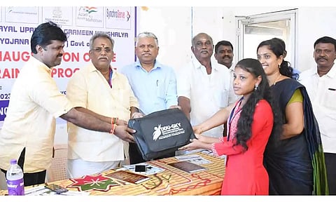 திறன் வளர்ப்பு பயிற்சி முகாமை சபாநாயகர் ஏம்பலம் செல்வம் தொடங்கி வைத்த காட்சி.