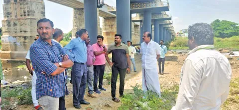 சந்திப்பு மீனாட்சிபுரத்தில் கமிஷனர் சிவகிருஷ்ணமூர்த்தி ஆய்வு செய்த காட்சி. அருகில் கவுன்சிலர் தச்சை சுப்பிரமணியன்.&nbsp;