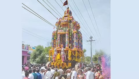 தேரோட்டத்தில் கலந்து கொண்ட பக்தர்கள்.