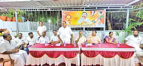 கூட்டத்தில் மாவட்ட செயலாளர் தச்சை கணேசராஜா பேசிய காட்சி.