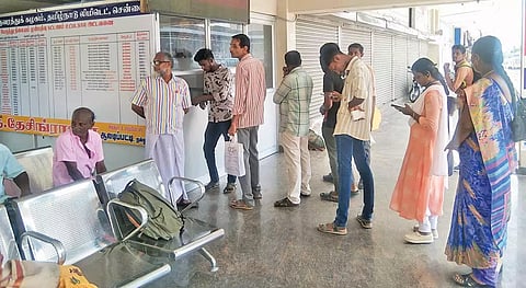 முன்பதிவு செய்ய வரிசையில் காத்து நிற்கும் பயணிகள்.
