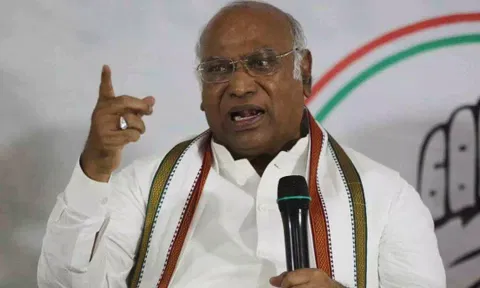 காங்கிரஸ் ஏழை எளிய மக்களுக்கு வாக்குறுதி அளித்தால் பிரதமருக்கு பிரச்சினையாக உள்ளது- கார்கே விமர்சனம்