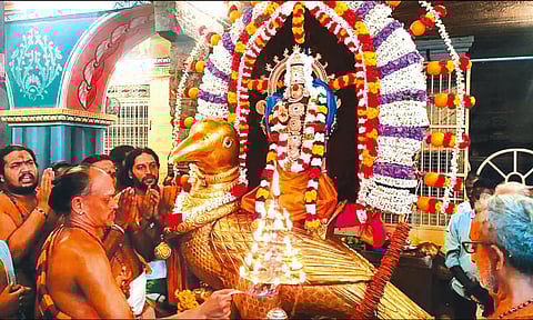 தங்க காக வாகனத்தி்ல் சிறப்பு அலங்காரத்தில் சனீஸ்வரர் எழுந்தருளிய காட்சி.