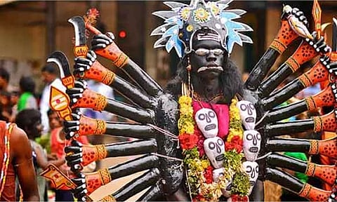 நவராத்திரியில் காளி வேடம் போடும் ஆண்கள்