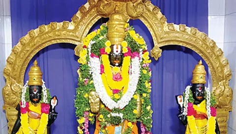 பூதேவி, சீதேவியுடன் பக்தர்களுக்கு அருள் பாலித்த சென்றாய பெருமாள்.