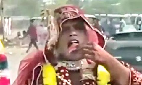 மணக்கோலத்தில் குட்கா போட்ட மணப்பெண்