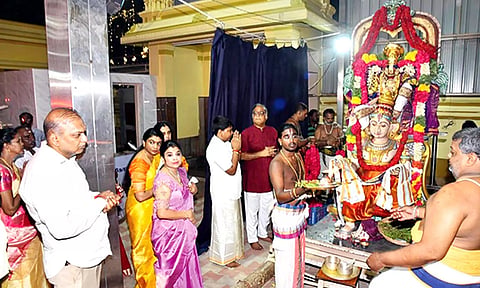 &nbsp;சீனிவாச பெருமாள் எழுந்தருளி பக்தர்களுக்கு  காட்சி.